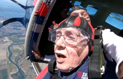 百岁老人跳伞庆生 不服老也是醉了
