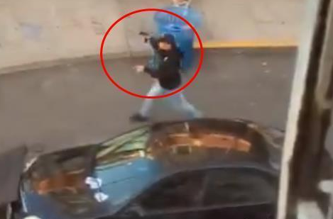 美国男子开车冲进游行人群并开枪 为什么开枪？