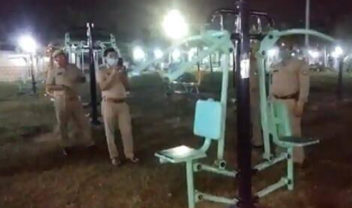 印度某公园健身器材深夜自己运动 究竟是怎么回事？