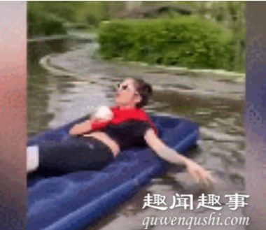 网友乘充气床在水上惬意漂流 镜头一转暴露“寒酸”真相究竟是怎么回事？