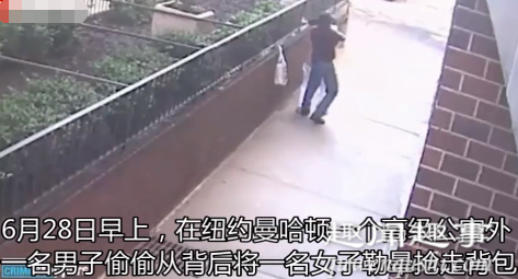 妇人在街边被陌生男子勒晕 但下一秒对方举动激怒众人到底是什么情况?