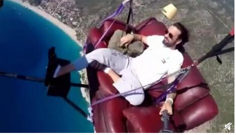 土耳其男子坐沙发飞上天 到底是什么情况?