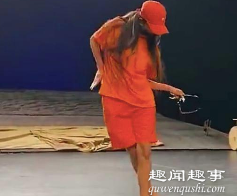 帅气洒脱！61岁杨丽萍舞台走秀状态惊艳 休闲装扮似少女真是不老女神啊