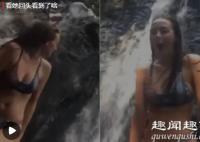 一身穿比基尼的美女坐岩石上摆好姿势拍视频,不料回头一看,一名男子从上方瀑布被冲下