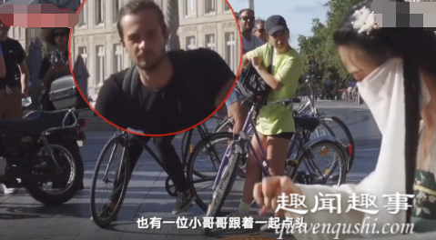 震惊!中国姑娘在法国街头弹古筝版《一剪梅》 外国小伙 听入迷