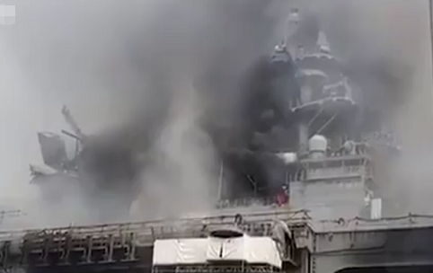 美海军两栖攻击舰仍在燃烧 到底是什么情况?