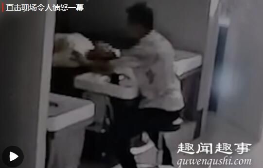 7月13日,陕西的李女士在某理发店洗头,男店员竟突然将手伸到她衣领里,随后发生的事