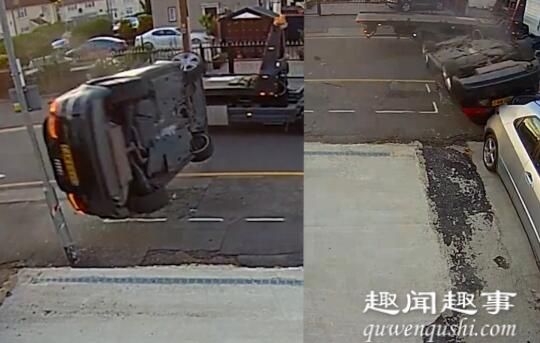 近日,美国。一名男子提着购物袋在路边走着,随后一辆小车疑似在超车时,卡住了 前车后轮