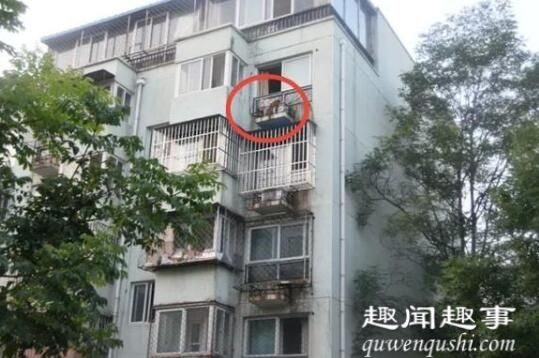7月15日清晨,一位居民无意间发现对面楼房的空调机不对劲,仔细一看吓得立马报警