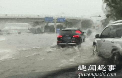 7月16日,重庆多地遭暴雨袭击,万州洪水肆虐涌入城区,有员工拍到洪水不断喷涌进
