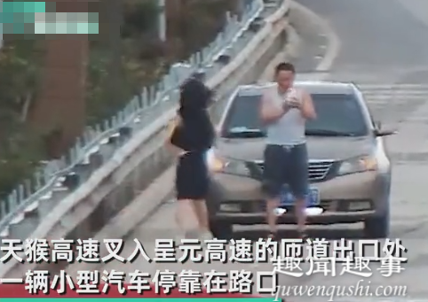 7月13日,云南弥勒一高速路口处,小轿车停靠后一直没打算离开。监控镜头拉近发现