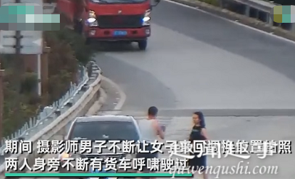 7月13日,云南弥勒一高速路口处,小轿车停靠后一直没打算离开。监控镜头拉近发现