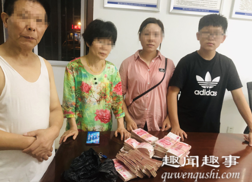 震惊!男子将30万现金放进电梯 再一开门整个人都慌了