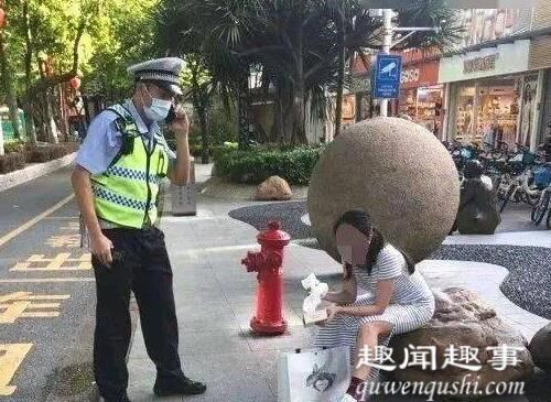 日前,广东佛山一位女司机突然在闹市停下车纹丝不动,两名交警查看时不由得捂住鼻子