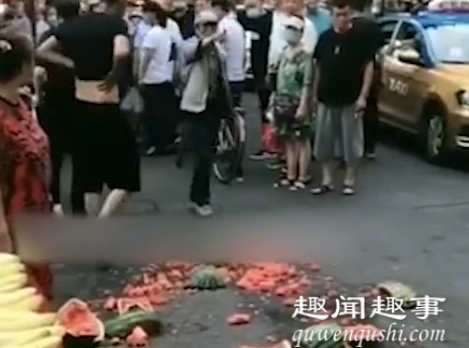 7月15日,黑龙江一位老人花100元在西瓜摊怒砸西瓜,背后原因令人意外…