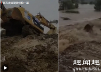 安徽庐江河堤上出现50米决口 大型挖掘机被洪水卷走画面曝光实在令人震惊(现场)