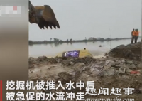 震惊!安徽庐江河堤上出现50米决口 大型挖掘机被洪水卷走(现场)