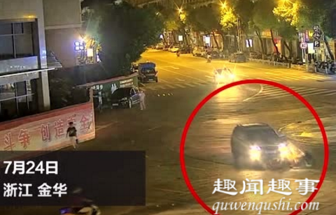 7月24日,浙江金华,一名怀孕8个月的孕妇骑电动车被撞倒在地,她下意识的第一反应