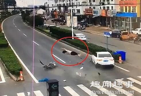 7月28日上午,江苏扬州发生一起重大交通事故,现场一辆小轿车被撞损毁严重,零件碎片散落