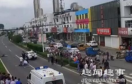 7月28日上午,江苏扬州发生一起重大交通事故,现场一辆小轿车被撞损毁严重,零件碎片散落