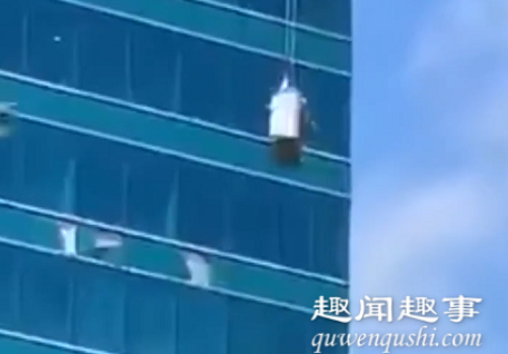 太吓人!2名男子高空作业突遇大风 载人吊篮被吹飞猛撞大楼场面吓人