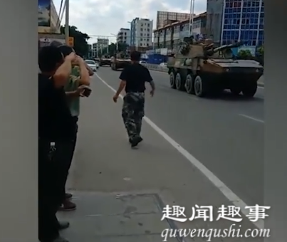 日前,广东几名老兵在饭店聚会时看到马路上有军车经过,于是第一时间集体冲出去