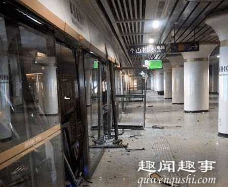 震惊!武汉地铁一排站台门接连爆裂现场骇人 官方披露背后原因