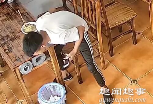 8月4日,贵州一男子到饭店吃面,刚吃了几口就突然狂吐,老板急坏了调出监控一看