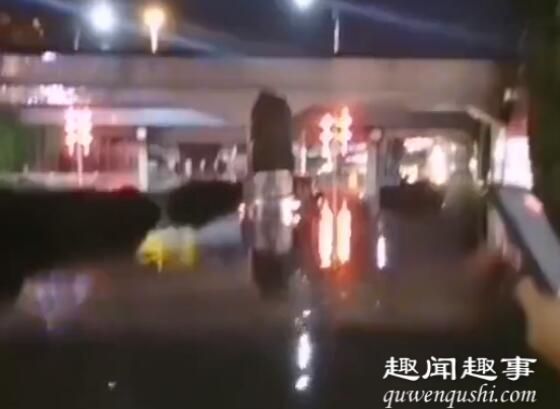 8月5日,西安暴雨,轿车载六人被困水中致26岁女子溺亡,同车的女子父亲道出悲剧