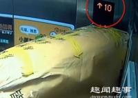 近日,上海一小伙买床垫到18楼被收1880搬运费,随后他一看监控直接怒了。