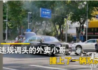 8月8日,广州一外卖小哥违规撞上一辆劳斯莱斯,吓得他直接瘫坐大哭,女车主下车