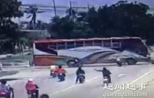 太吓人!3名摩托车手穿过两车之间后全部身亡 监控拍下恐怖一幕