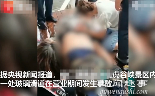 8月19日,辽宁一景区玻璃滑道发生踩踏事故,致游客1死多伤,现场画面让人揪心,据