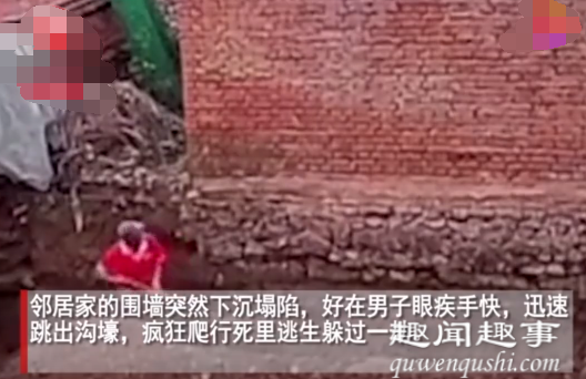 近日,北京,一工人施工时感觉身后不太对劲,随后一幕引众人尖叫。