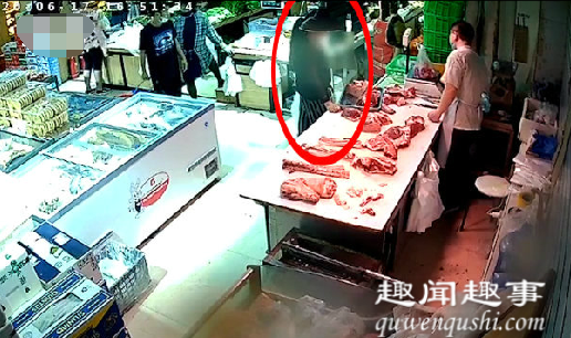 近日,吉林一女子频频在超市偷猪肉,每次还专挑最贵的下手,被监控拍下全程,民警惊呆