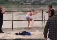 8月18日,重庆嘉陵江磁器口洪峰过境,一名男子与朋友打赌执意跳入汹涌的洪水中,
