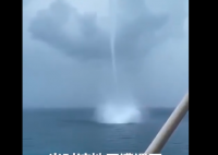 震惊!海面上惊现“六龙吸水”超罕见奇观 场面震撼似灾难片(视频)