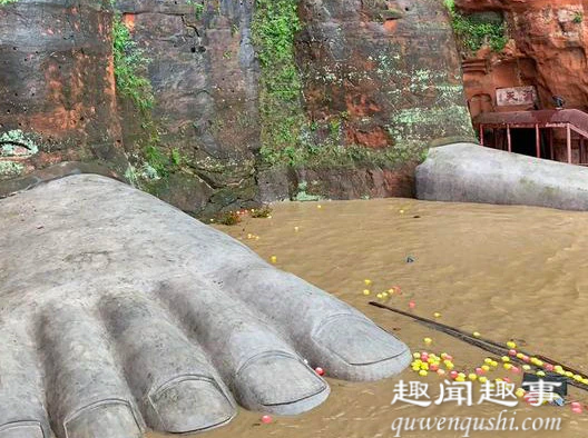 日前四川乐山遭遇百年一遇的大洪水,乐山大佛被洪水“洗脚”,水退去后出现的一