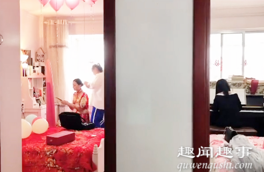 8月24日,山东一位姐姐出嫁时在家梳洗打扮,隔壁房间里妹妹的意外举动被拍下,打动网友