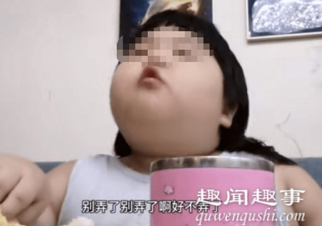 3岁女童被喂到70斤当吃播 父母不停加食物她的反应让人心疼内幕揭秘实在让人吃惊