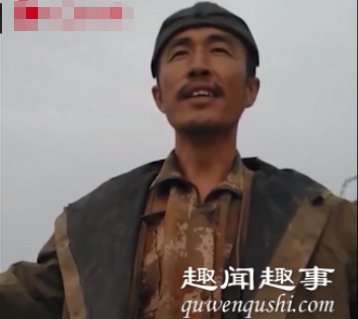 近日,陕西一位80后农民工读诗的视频火了,他自学播音腔在工地朗诵,一开口字正腔圆