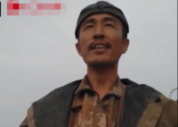 近日,陕西一位80后农民工读诗的视频火了,他自学播音腔在工地朗诵,一开口字正腔圆