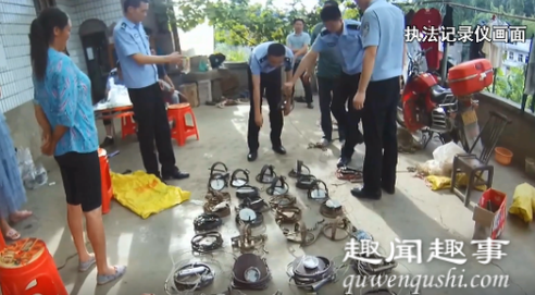 近日,重庆警方无意间发现一村民家中竟有4台大冰柜,打开一看,当场就把村民抓了起来