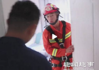 8月30日,安徽芜湖,一名两岁女童不慎将房门反锁急坏家长,消防员到场后赶紧翻进屋