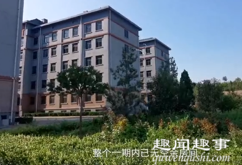 近日,天津一小区16栋楼房只住骨灰盒,恐怖内景曝光,让人后背发凉。