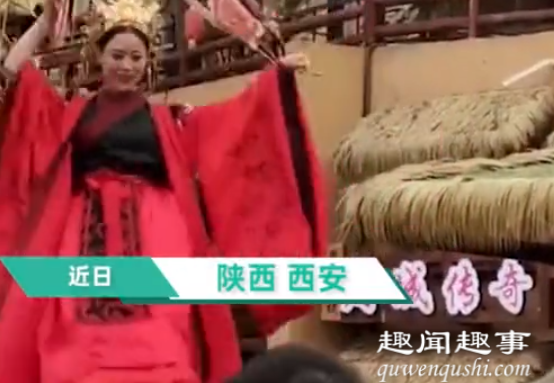 近日,陕西西安一景区的不倒翁女演员在表演时突然摔倒在地,游客质疑杆子为塑料