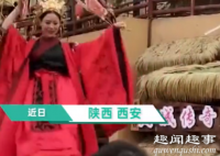 近日,陕西西安一景区的不倒翁女演员在表演时突然摔倒在地,游客质疑杆子为塑料