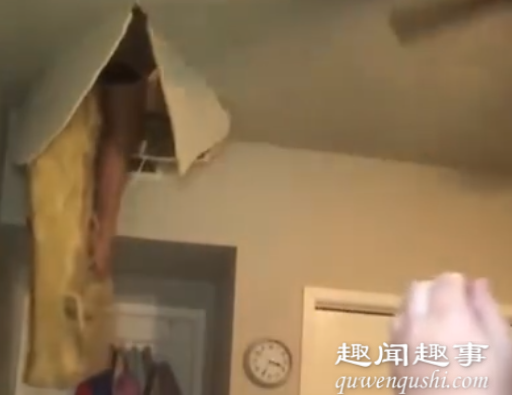 8月29日,一女孩正在家里全神贯注录制视频,突然一声巨响后,天花板上掉出一条人腿