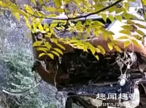 痛心!湖北一轿车坠崖4天后被发现已成废铁 车内画面更令人痛心