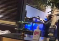 女子吃饭无意间发现服务员掉包活螃蟹 拿手机偷偷拍下全程真相反转让人惊讶
